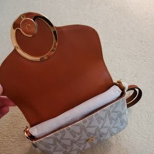 Michael Kors Bags - Cream Michael Kors Crossbody Michael Kors Bags - Cream Michael Kors Crossbody
